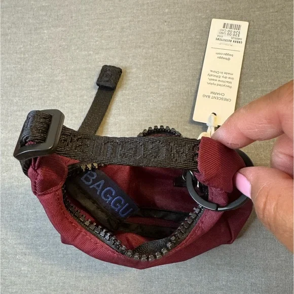 Baggu Crescent Bag Charm - Picture 2 of 3